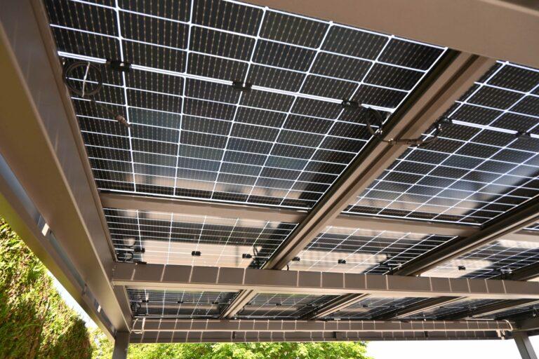 carport solaire avec panneaux photovoltaiques