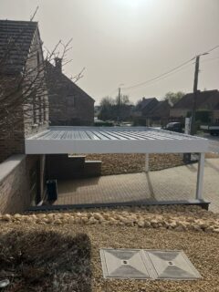 Carport blanc en province de Liège